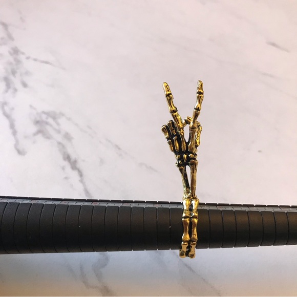 Skeleton Hand Ring - Picture 4 of 5